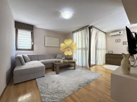 Izdavanje, dvosoban stan, 80m², Blok 5, Podgorica