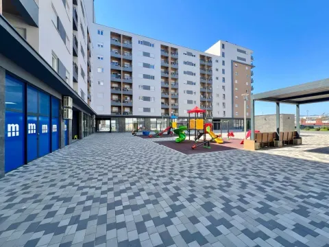 Dvorište sa igralištem ispred stambene zgrade. - image 16