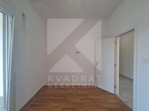 Prazna soba sa drvenim podom i bijelim zidovima. - image 6