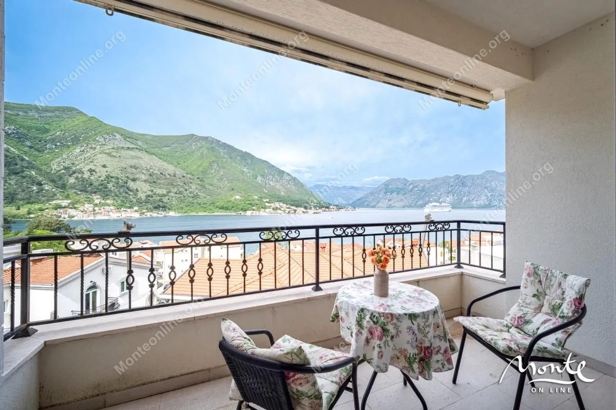 Sale, two bedroom apartment, 75m², Dobrota, Kotor
