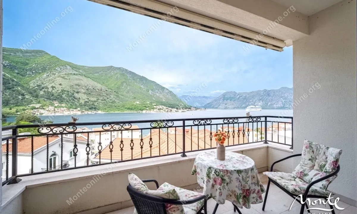 Sale, two bedroom apartment, 75m², Dobrota, Kotor