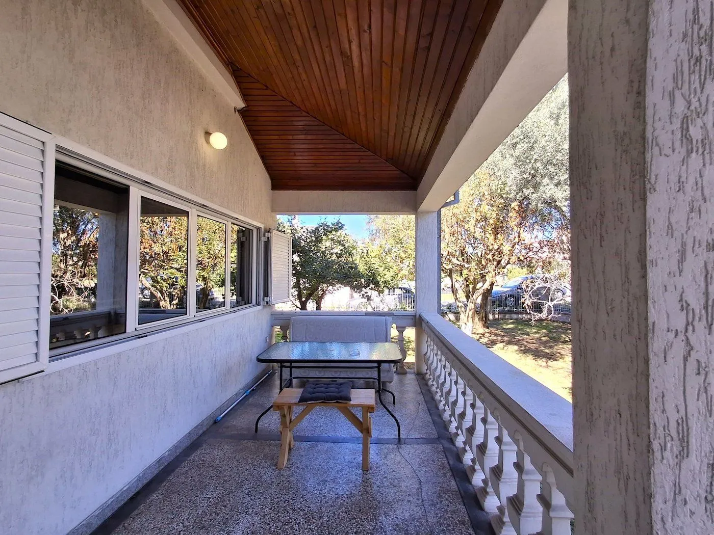 Izdavanje, kuća, 350m², Dahna, Podgorica