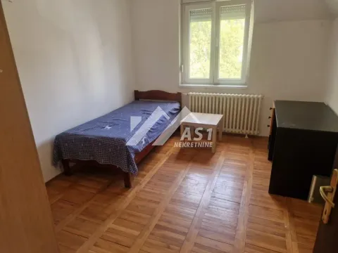 Manja spavaća soba sa krevetom i drvenim podom. - image 6