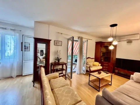 Izdavanje, dvosoban stan, 100m², Kalimanj, Tivat - image 10