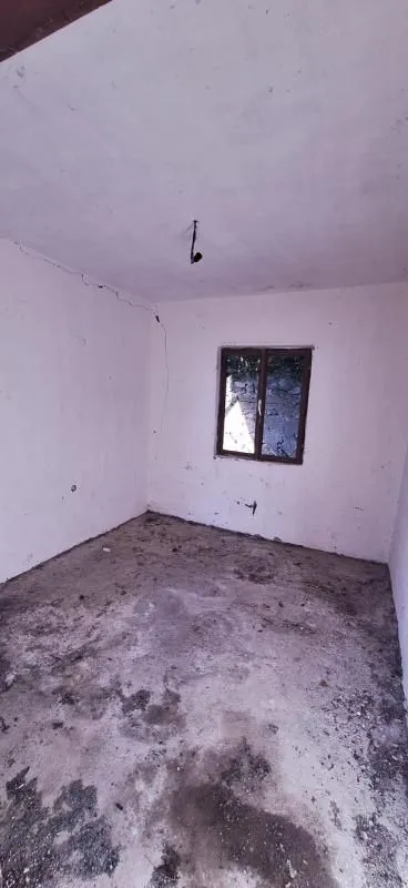 Neopremljena prostorija u izvornom stanju sa jednim prozorom.