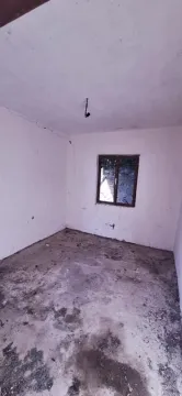 Neopremljena prostorija u izvornom stanju sa jednim prozorom. - image 6