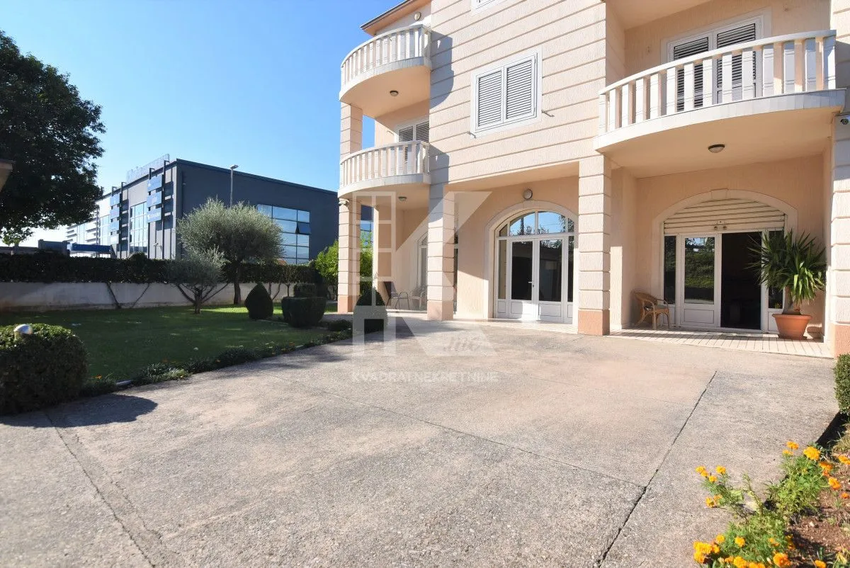 Prodaja, kuća, 752m², Zelenika, Podgorica