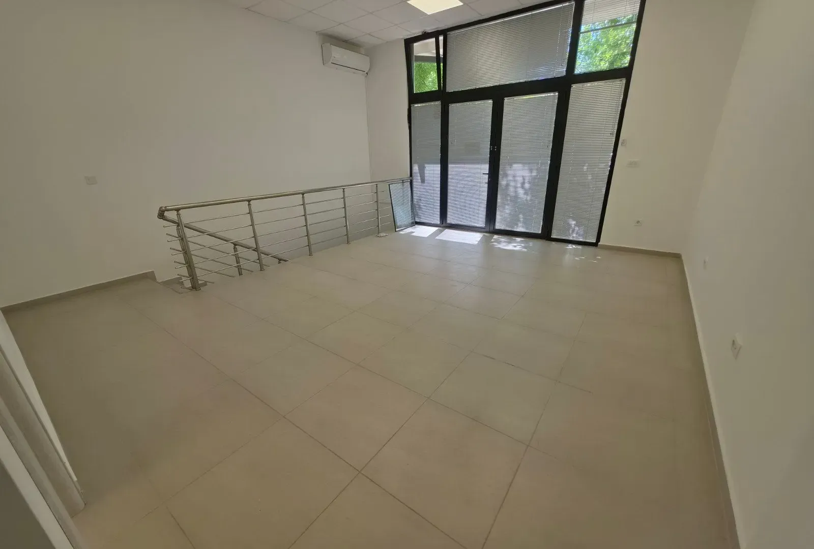 Izdavanje, poslovni prostor, 115m², Blok 6, Podgorica