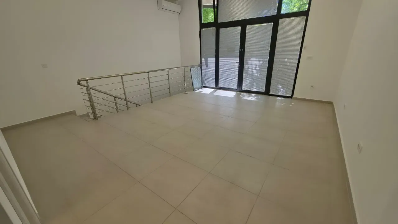 Rent, office space, 115m², Blok 6, Podgorica