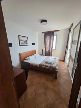 Spavaća soba sa bračnim krevetom, radnim stolom i plakarom. - image 13