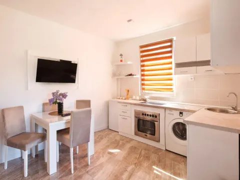 Izdavanje, jednosoban stan, 50m², Radanovići, Kotor - image 10