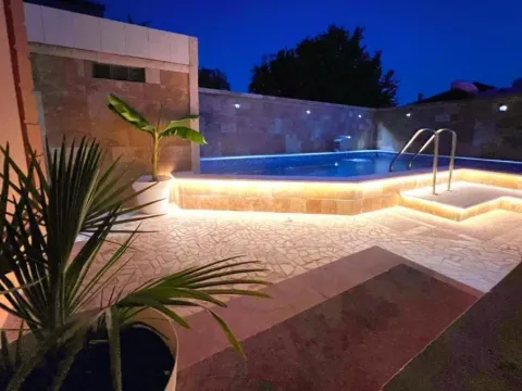 Izdavanje, dvosoban stan, 70m², Lastva Grbaljska, Kotor - image 2