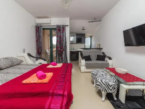 Izdavanje, kuća, 300m², Dubovica, Budva - image 12