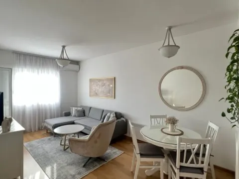 Izdavanje, jednosoban stan, 42m², Pobrežje, Podgorica - image 1