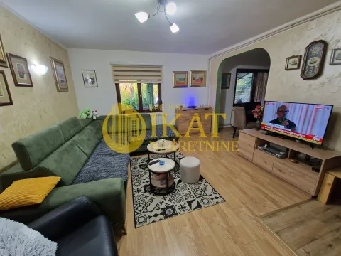 Dnevna soba sa ugaonom garniturom, stočićem i televizorom. - image 2