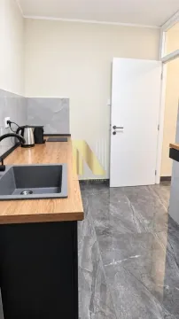 Manja kuhinja sa drvenom radnom pločom i sudoperom. - image 7