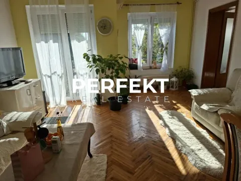 Dnevna soba sa garniturom, televizorom i parketom na podu. - image 13