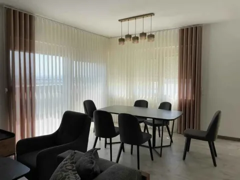Svijetla trpezarija sa modernim stolom, stolicama i elegantnim zavjesama. - image 2