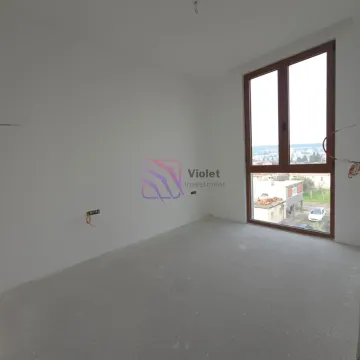 Prazna neuređena prostorija sa prozorom i bijelim zidovima u izgradnji. - image 5