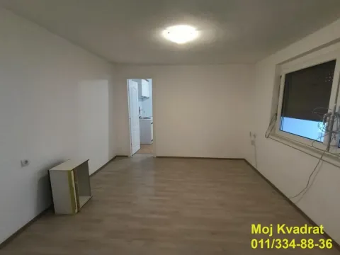 Empty room with laminate flooring and a window. - image 7