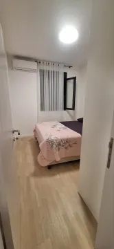 Manja spavaća soba sa bračnim krevetom i svijetlim enterijerom. - image 7