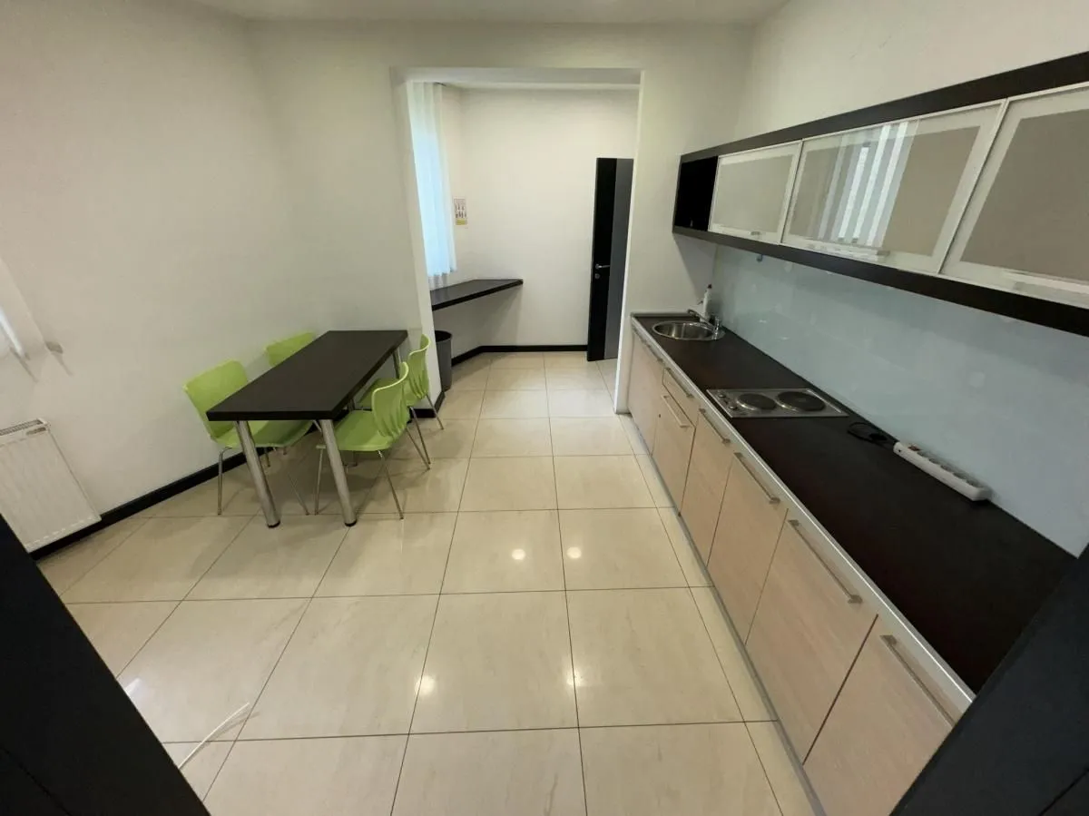 Izdavanje, poslovni prostor, 300m², Cvetkova Pijaca, Zvezdara Sve Podlokacije