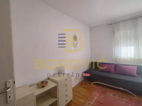 Manja spavaća soba sa krevetom i komodom. - image 7