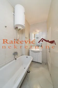 Kupatilo opremljeno kadom, umivaonikom i bojlerom. - image 13