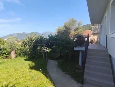 Spoljašnji dio kuće sa terasom, stepeništem i dvorištem. - image 8