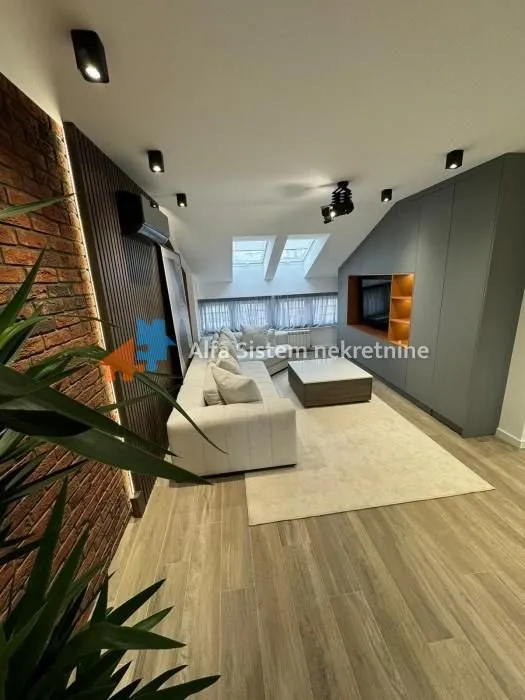 Izdavanje, trosoban stan, 100m², Savski Venac, Beograd