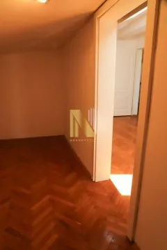 Prazna prostorija sa drvenim parketom i vratima koja vode u hodnik. - image 4