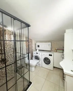 Kupatilo sa tuš kabinom, WC šoljom, umivaonikom i veš mašinom. - image 6