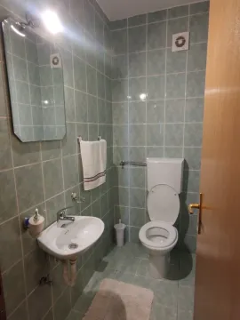 Jednostavno kupatilo sa zelenim pločicama i sanitarijama. - image 7