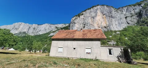 Pogled na spoljašnjost kuće sa planinskim pejzažom u pozadini. - image 7