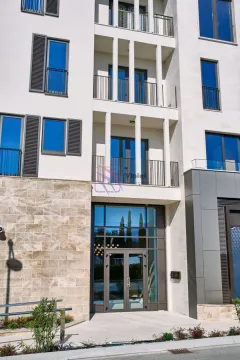 Glavni ulaz i fasada moderne stambene zgrade. - image 3