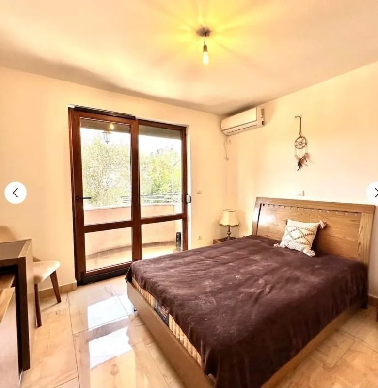 Furnished bedroom with a double bed and access to the terrace.