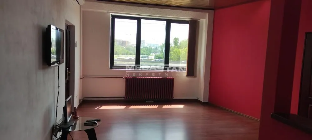 Izdavanje, poslovni prostor, 79m², Savski Venac, Beograd