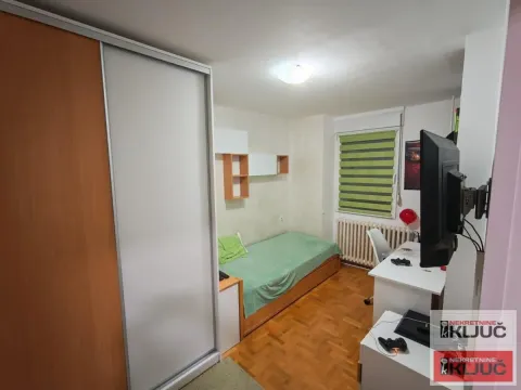 Dečja soba sa krevetom, radnim stolom i velikim ormarom. - image 4