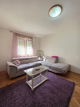 Dnevna soba sa ugaonom garniturom, staklenim stočićem i ljubičastim tepihom. - image 14