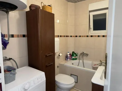 Izdavanje, četvorosoban stan, 120m², Škaljari, Kotor - image 4