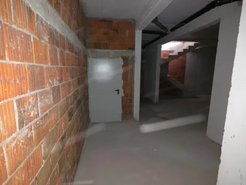 Izdavanje, poslovni prostor, 120m², Pobrežje, Podgorica - image 10