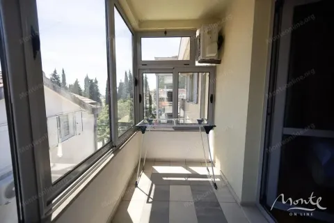 Zastakljeni balkon sa pločicama na podu i sušilicom za veš. - image 3