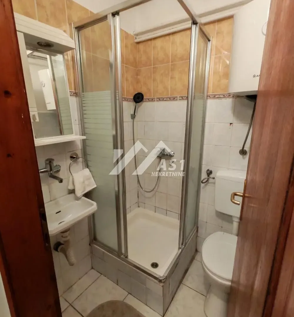 Izdavanje, trosoban stan, 54m², Centar, Novi Sad