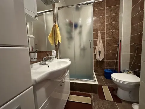 Kupatilo opremljeno umivaonikom, tuš kabinom i toaletom. - image 10