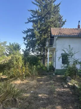 Pogled na dvorište i spoljašnjost kuće sa zelenilom. - image 5
