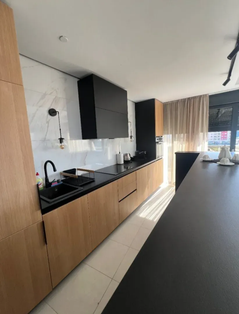 Izdavanje, jednosoban stan, 126m², Soho City, Bar