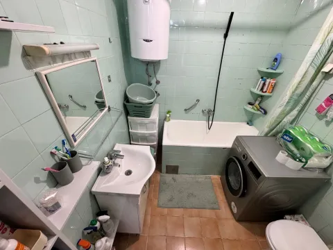 Manje kupatilo sa kadom, umivaonikom, veš mašinom i bojlerom. - image 6