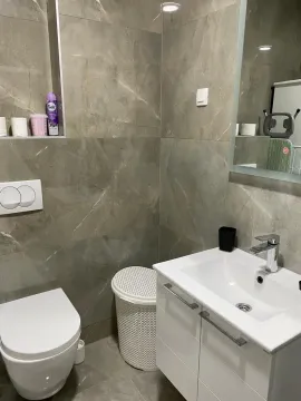 Moderno opremljeno kupatilo sa umivaonikom i wc šoljom. - image 8