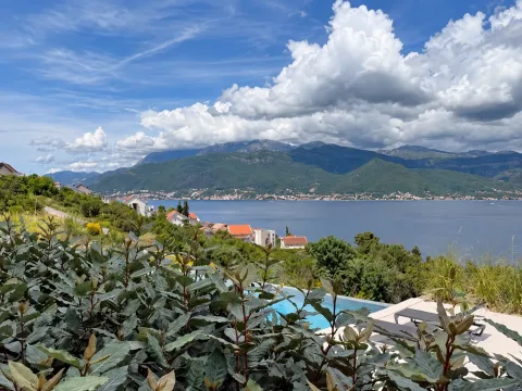 Pogled sa terase na more, obalu i planine. - image 11