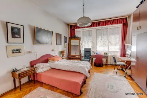 Nameštena spavaća soba sa bračnim krevetom, radnim stolom i ormarom. - image 14